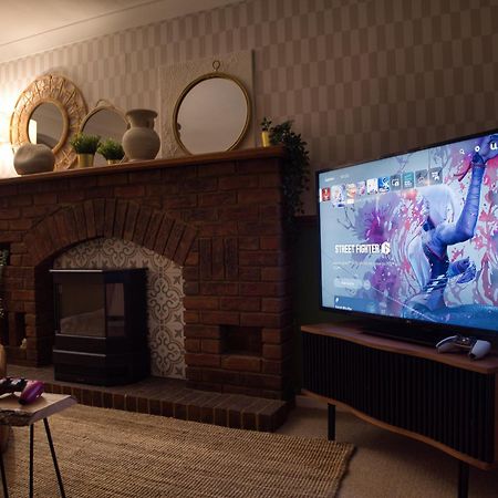 4-Bed Cotswold Getaway With Hot Tub & Gaming Room Churchdown 외부 사진