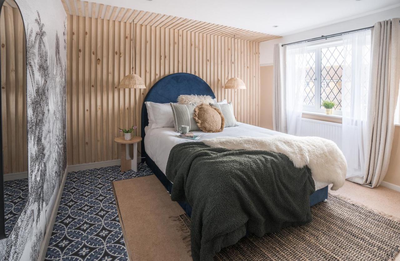 4-Bed Cotswold Getaway With Hot Tub & Gaming Room Churchdown 외부 사진