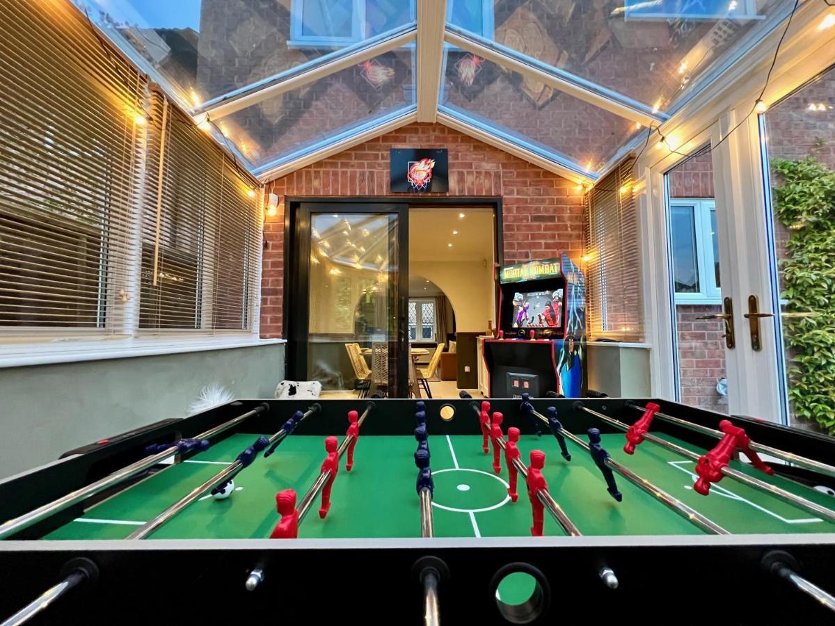 4-Bed Cotswold Getaway With Hot Tub & Gaming Room Churchdown 외부 사진