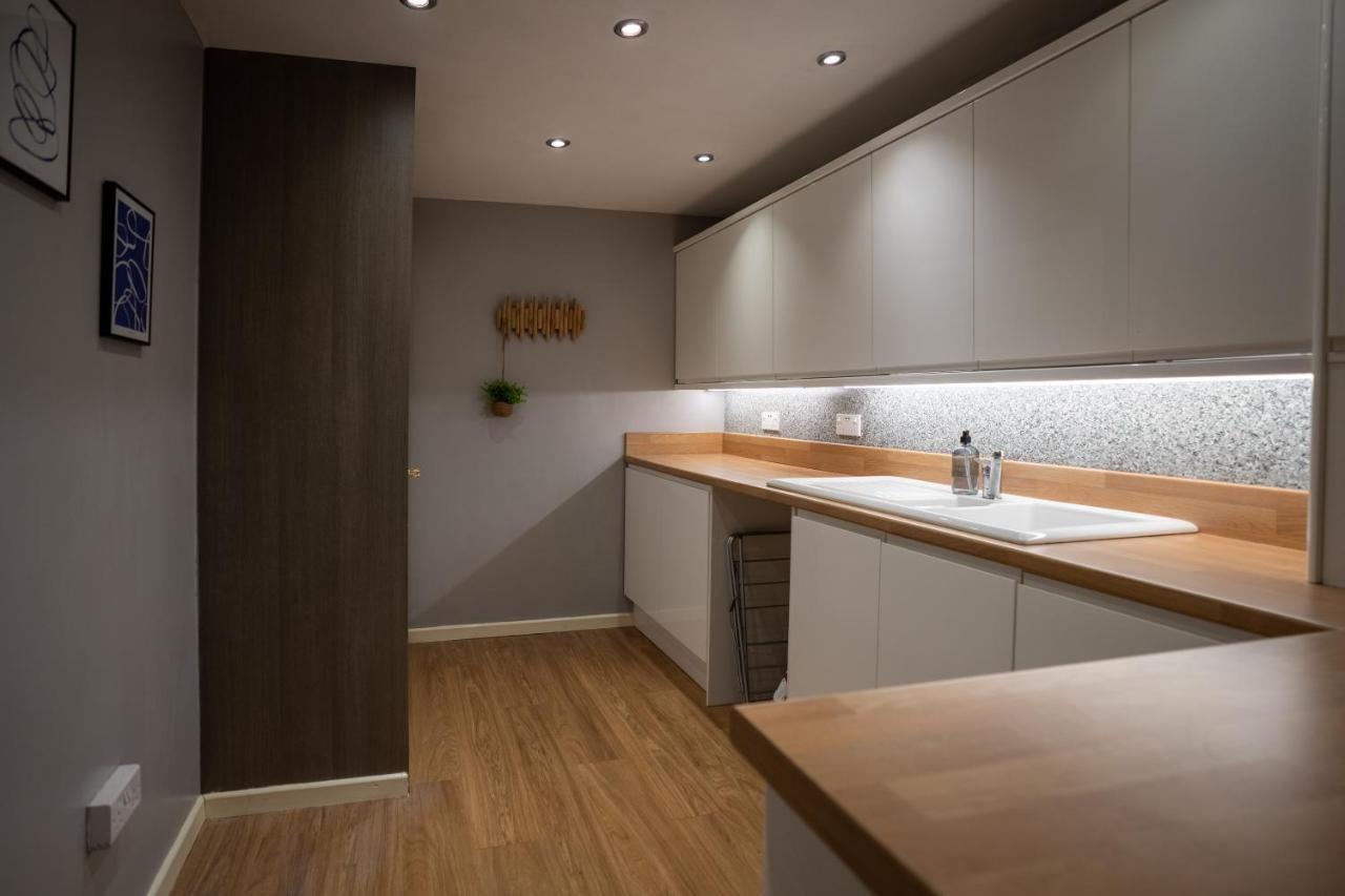 4-Bed Cotswold Getaway With Hot Tub & Gaming Room Churchdown 외부 사진