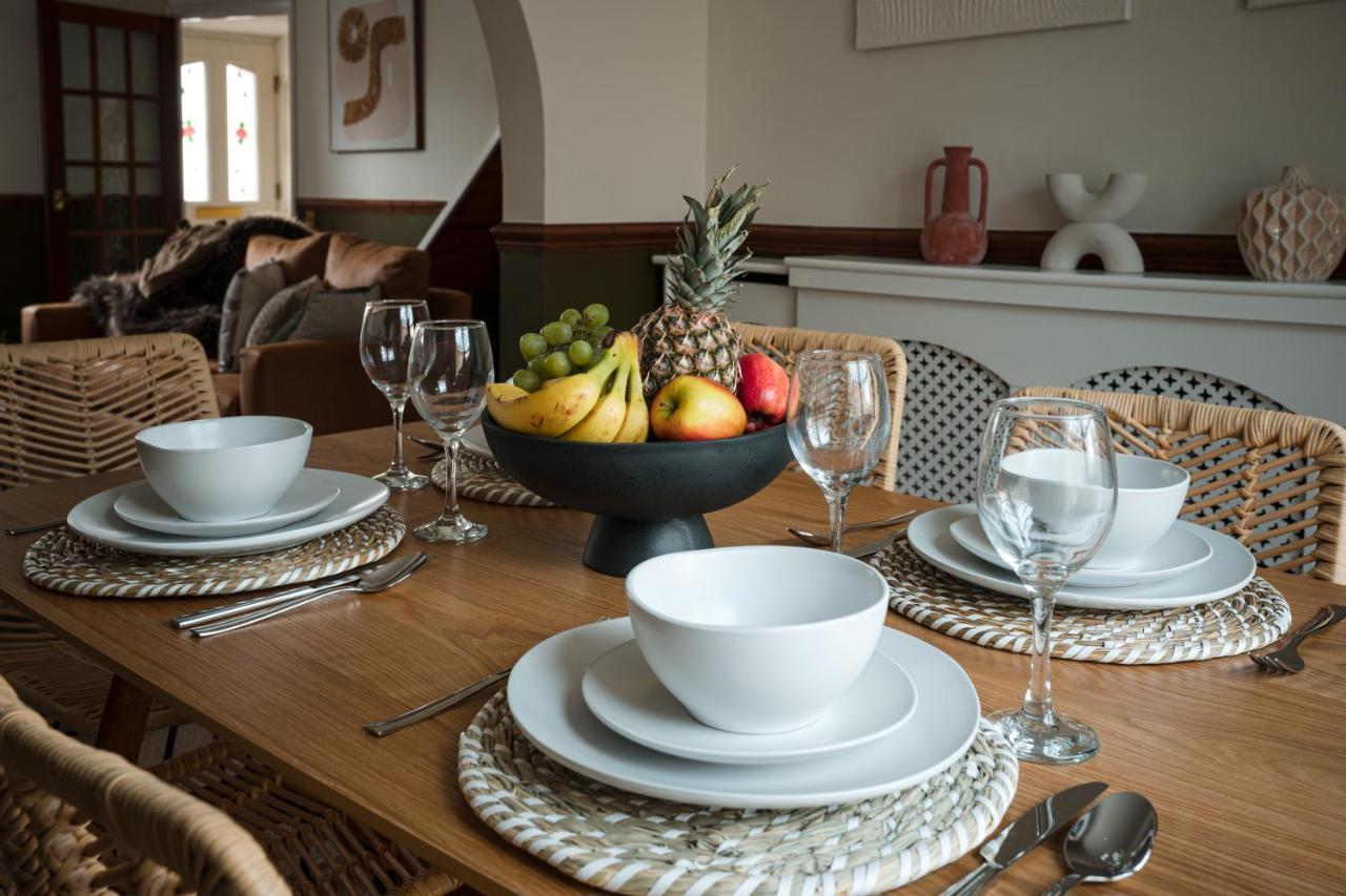 4-Bed Cotswold Getaway With Hot Tub & Gaming Room Churchdown 외부 사진