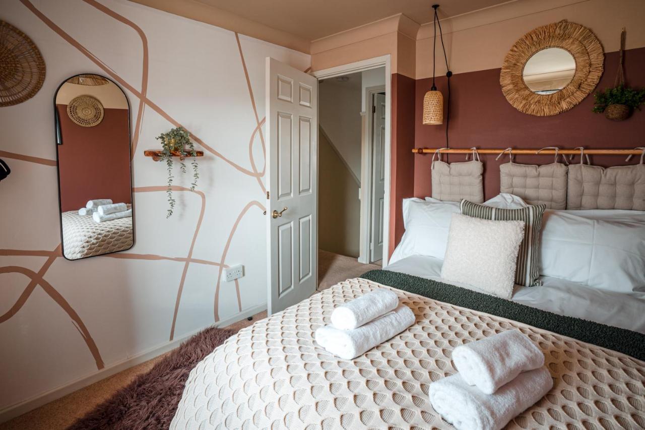 4-Bed Cotswold Getaway With Hot Tub & Gaming Room Churchdown 외부 사진