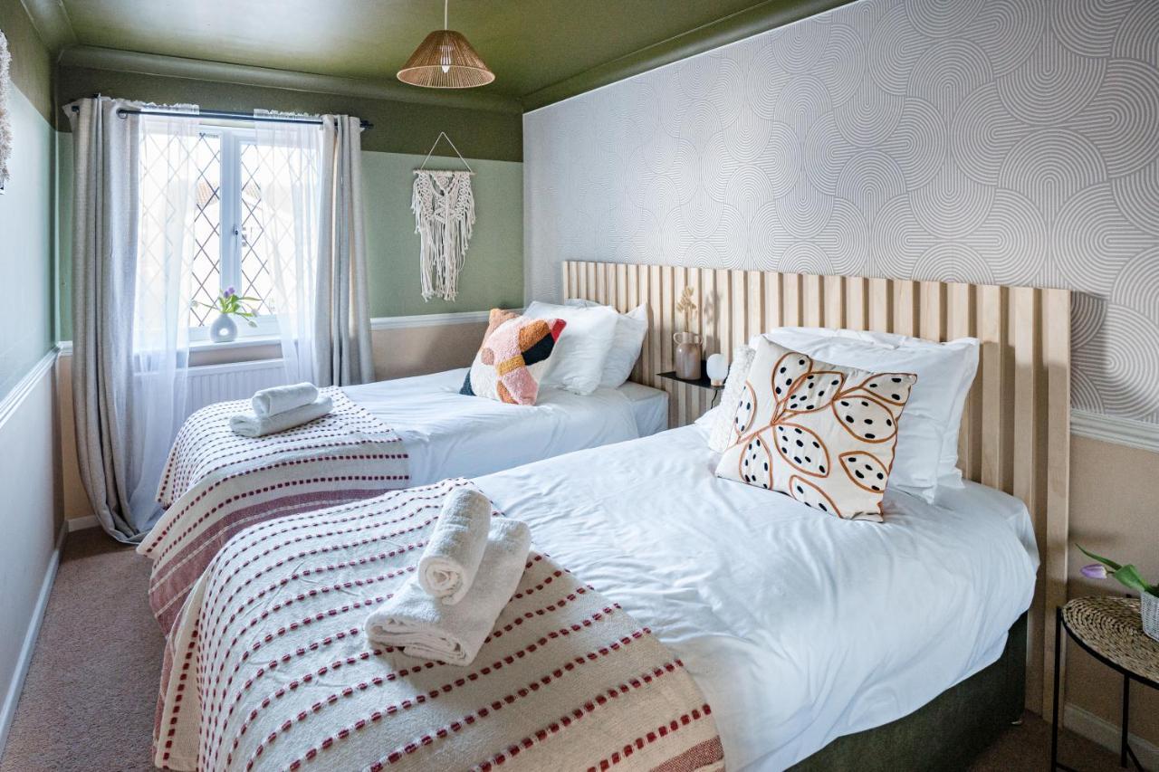 4-Bed Cotswold Getaway With Hot Tub & Gaming Room Churchdown 외부 사진