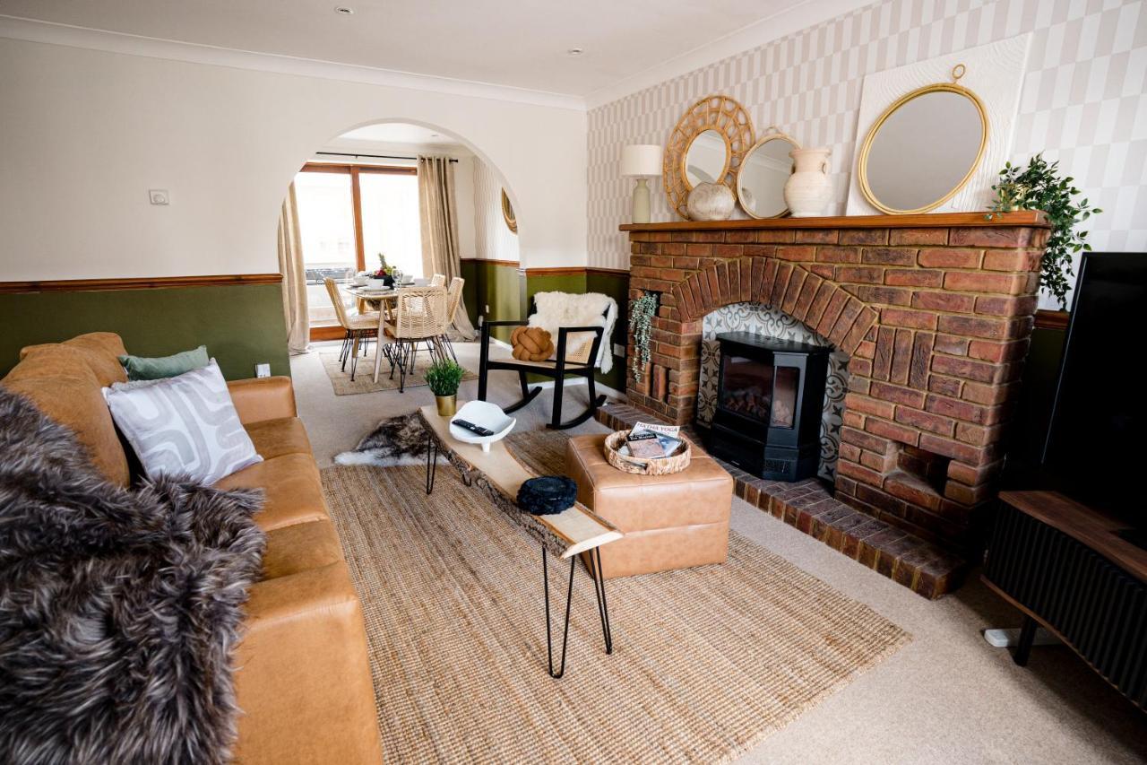 4-Bed Cotswold Getaway With Hot Tub & Gaming Room Churchdown 외부 사진