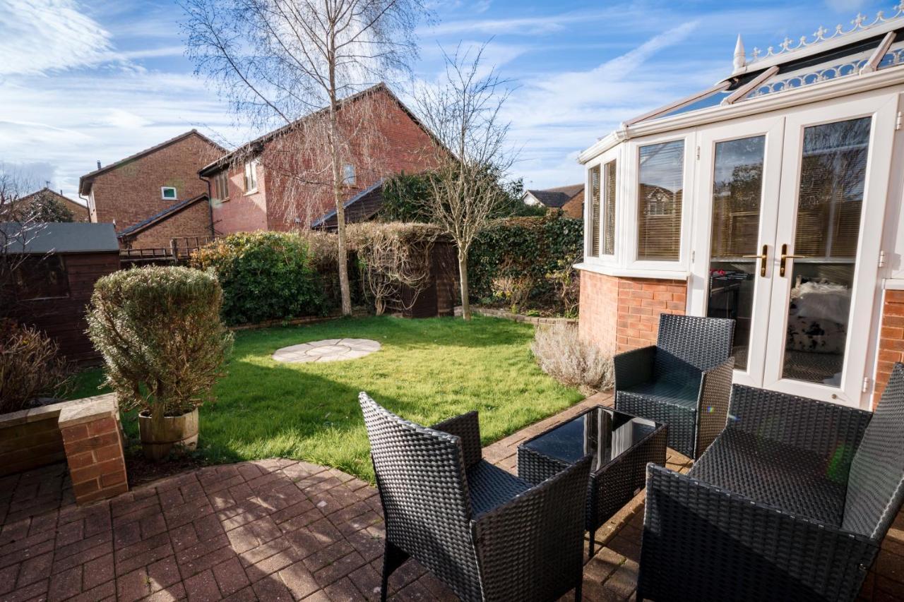 4-Bed Cotswold Getaway With Hot Tub & Gaming Room Churchdown 외부 사진