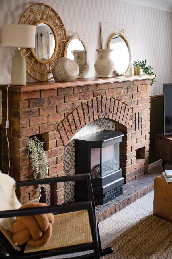 4-Bed Cotswold Getaway With Hot Tub & Gaming Room Churchdown 외부 사진