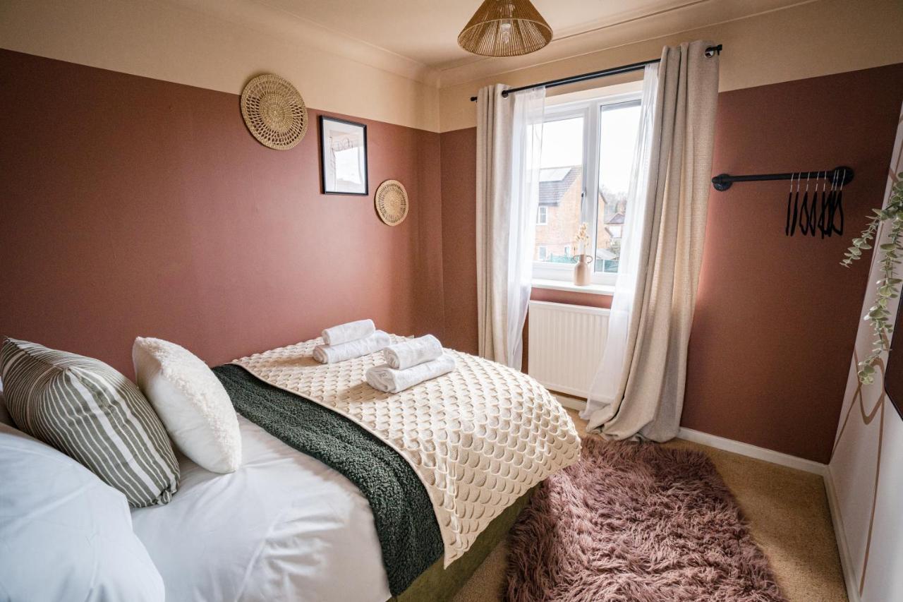 4-Bed Cotswold Getaway With Hot Tub & Gaming Room Churchdown 외부 사진