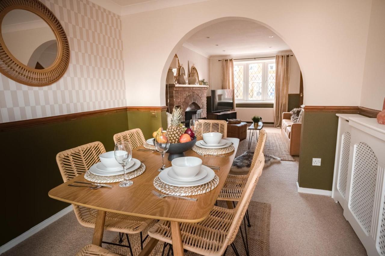 4-Bed Cotswold Getaway With Hot Tub & Gaming Room Churchdown 외부 사진