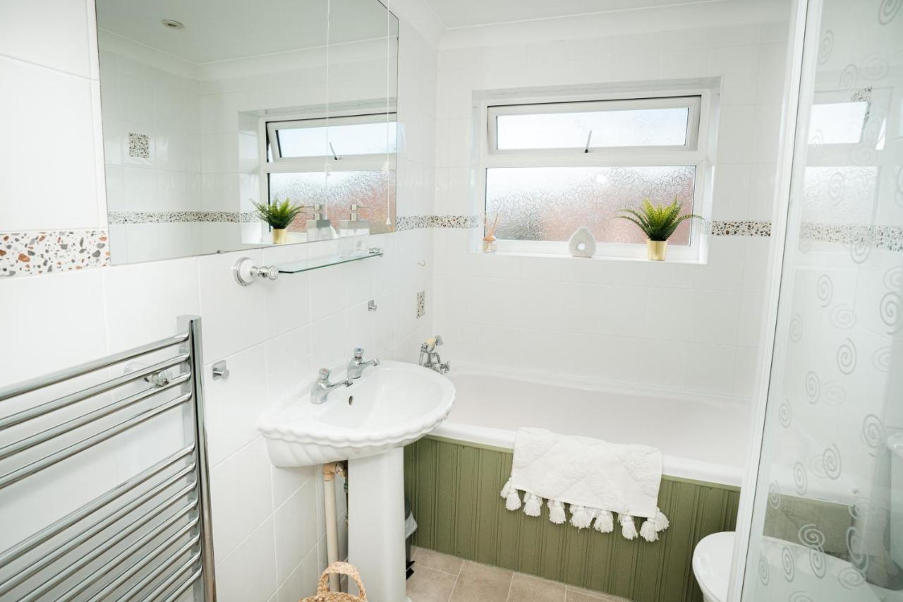4-Bed Cotswold Getaway With Hot Tub & Gaming Room Churchdown 외부 사진