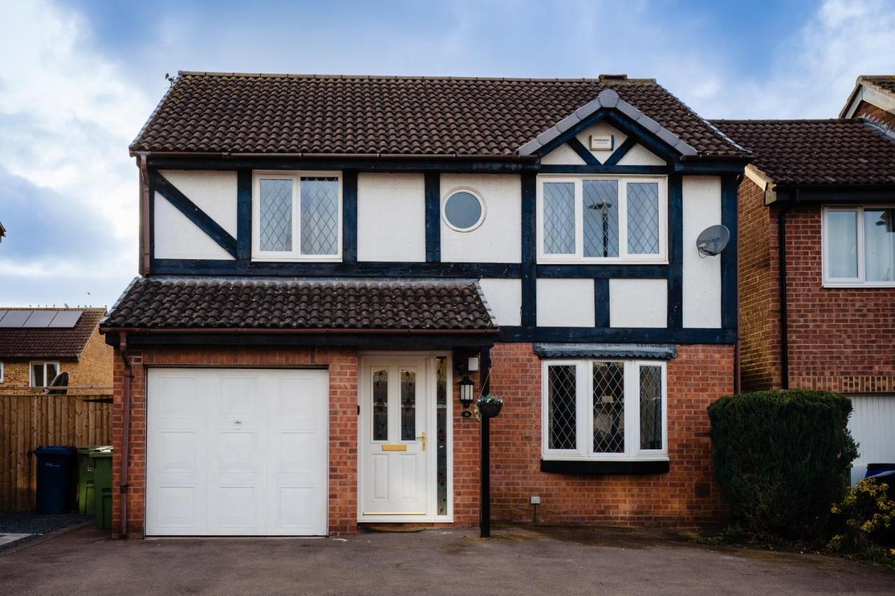 4-Bed Cotswold Getaway With Hot Tub & Gaming Room Churchdown 외부 사진