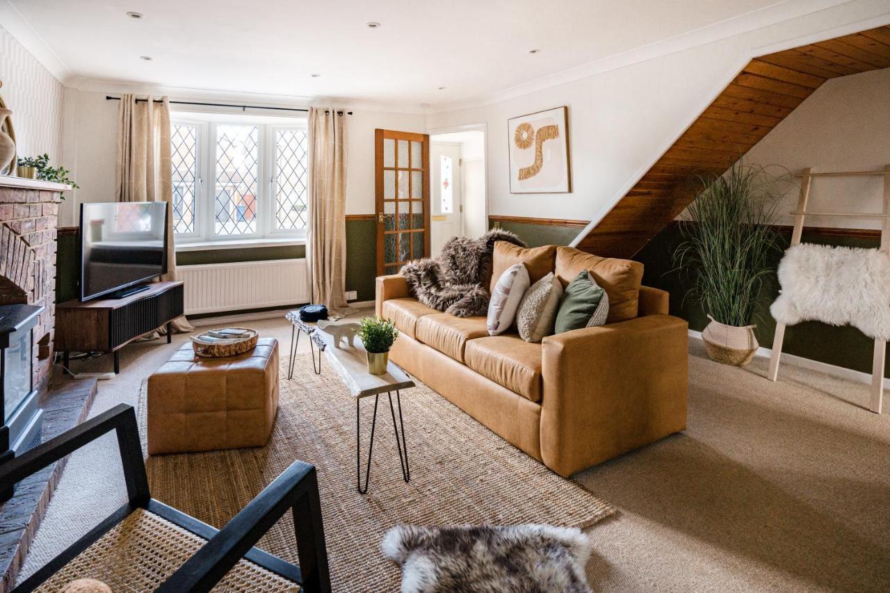 4-Bed Cotswold Getaway With Hot Tub & Gaming Room Churchdown 외부 사진