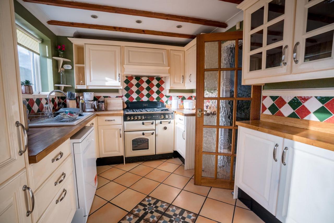 4-Bed Cotswold Getaway With Hot Tub & Gaming Room Churchdown 외부 사진