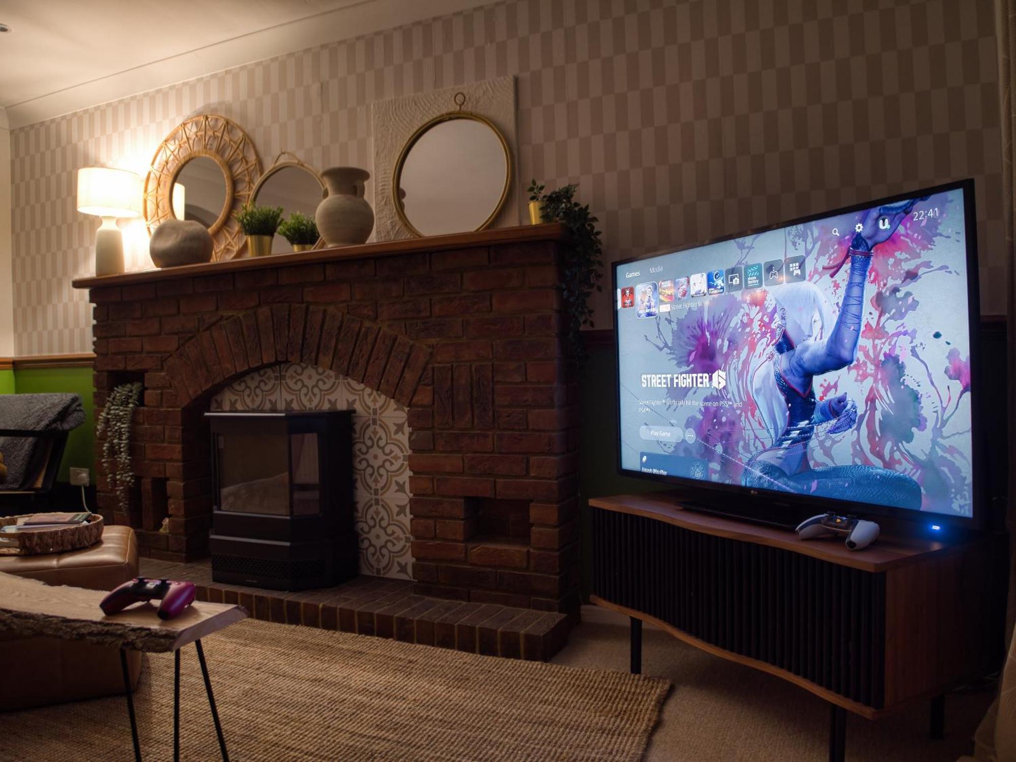 4-Bed Cotswold Getaway With Hot Tub & Gaming Room Churchdown 외부 사진